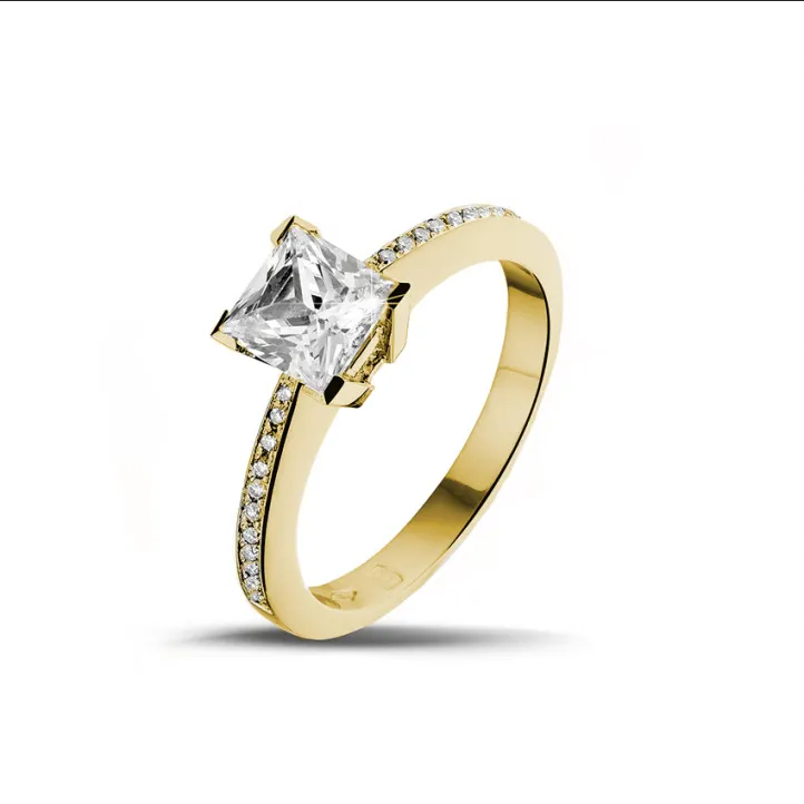 1.20 quilates anillo solitario en oro amarillo con diamante talla princesa y diamantes laterales 