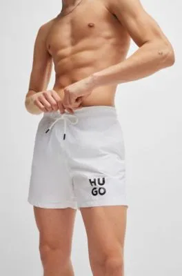 Bañador tipo shorts con forro integral y logo apilado