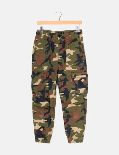 Bershka Pantalón cargo camuflaje