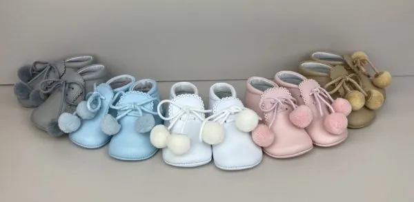 Bota para bebé con borlas