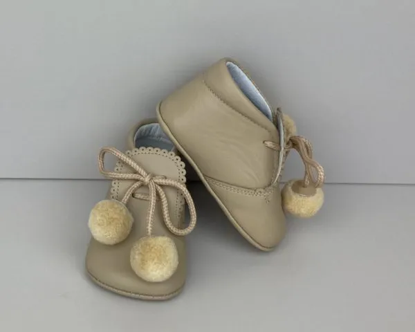 Bota para bebé con borlas