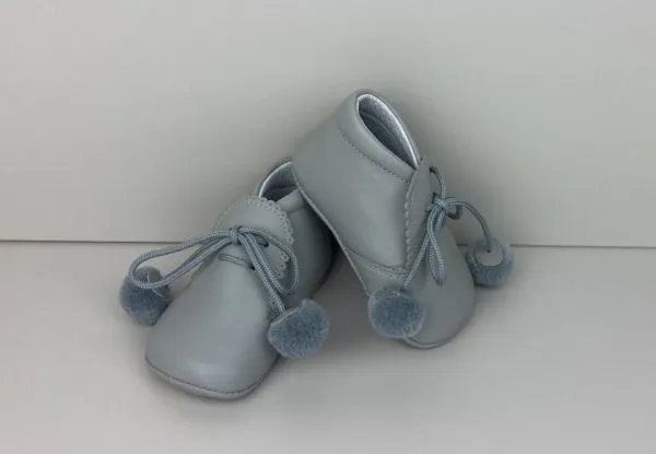 Bota para bebé con borlas