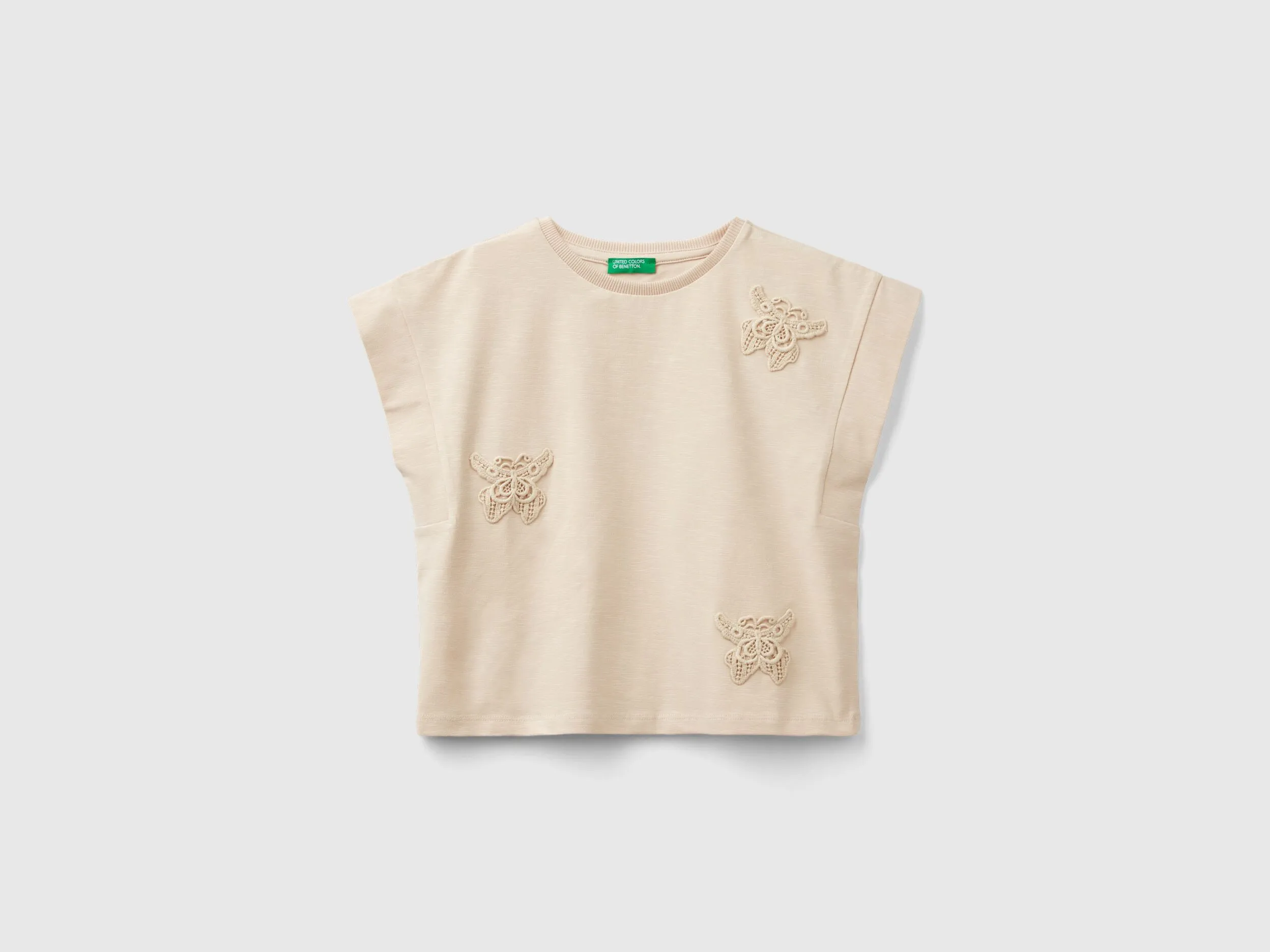 Camiseta con parche de macramé