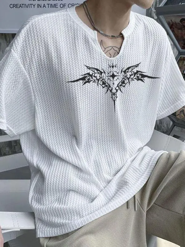 Camiseta de manga corta con cuello y estampado de alas para hombre