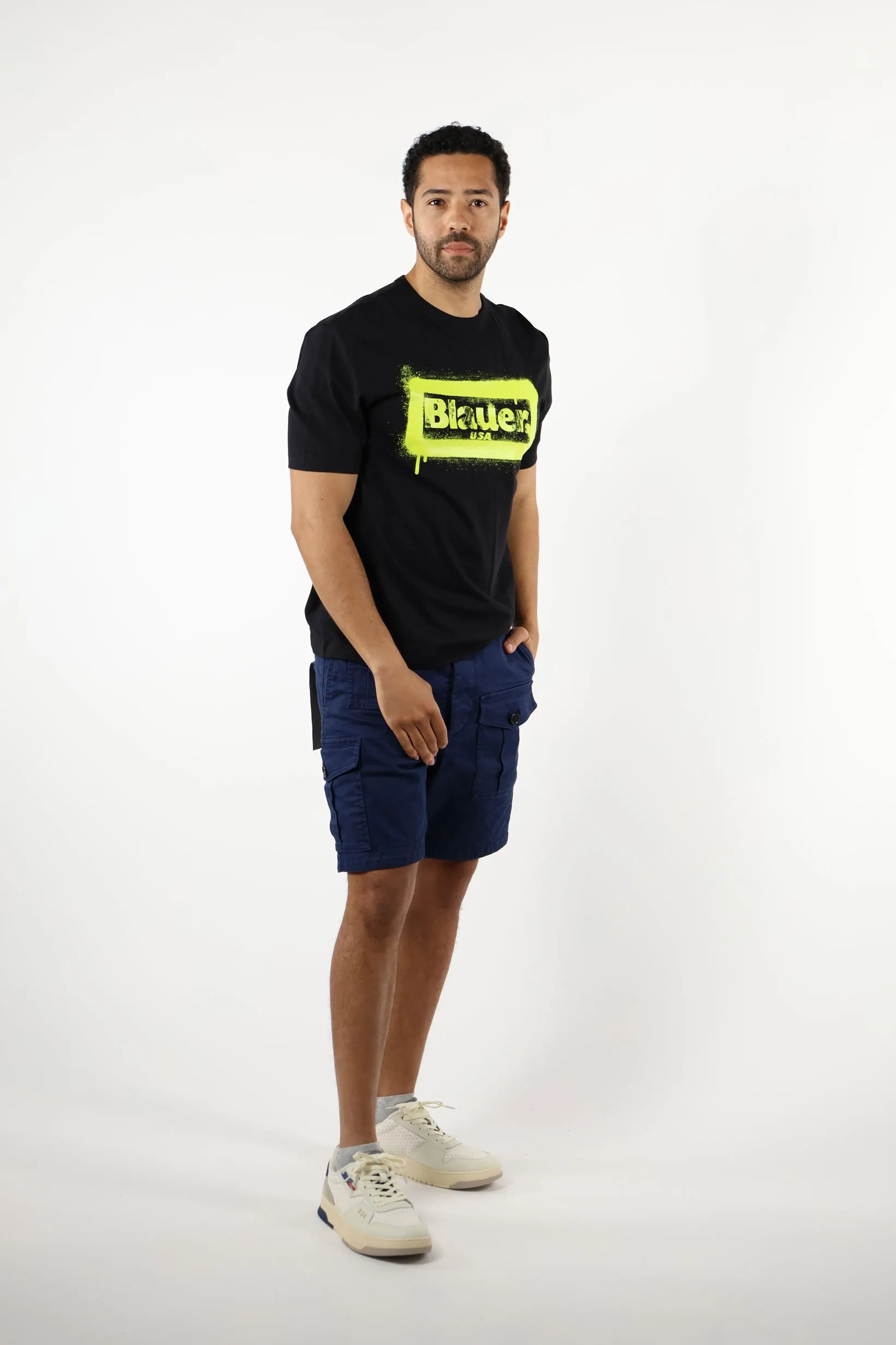 Camiseta negra con logo recuadro 
