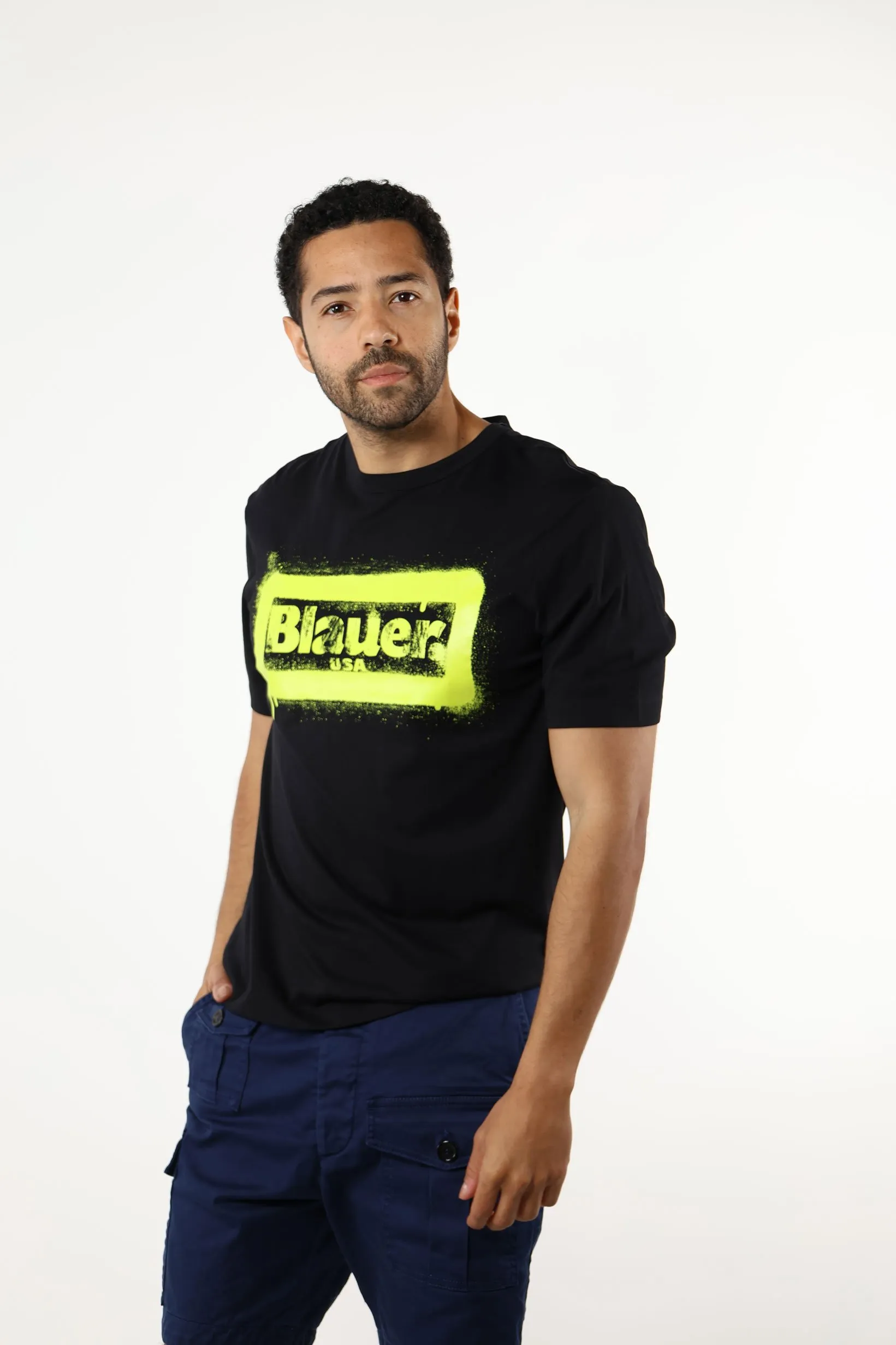 Camiseta negra con logo recuadro 