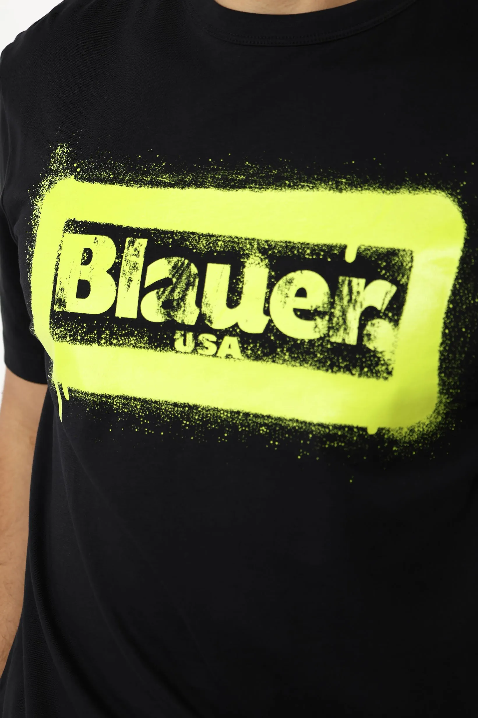 Camiseta negra con logo recuadro 