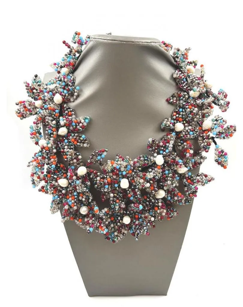 COLLAR MULTICOLOR CON PERLAS DISEÑO CAROLINA CON FLORES