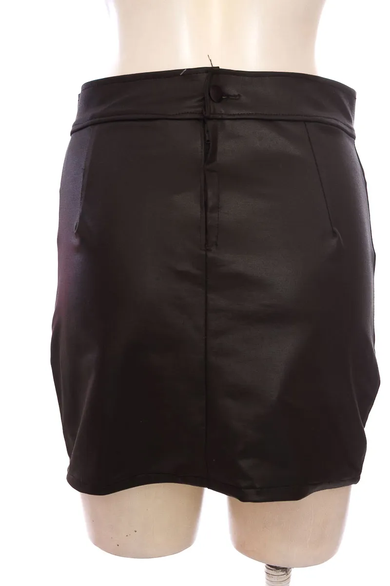 FALDA COLOR NEGRO  CLOSEANDO