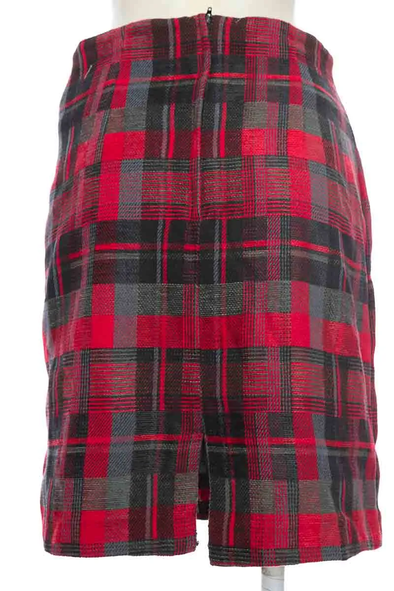 FALDA COLOR ROJO  CLOSEANDO