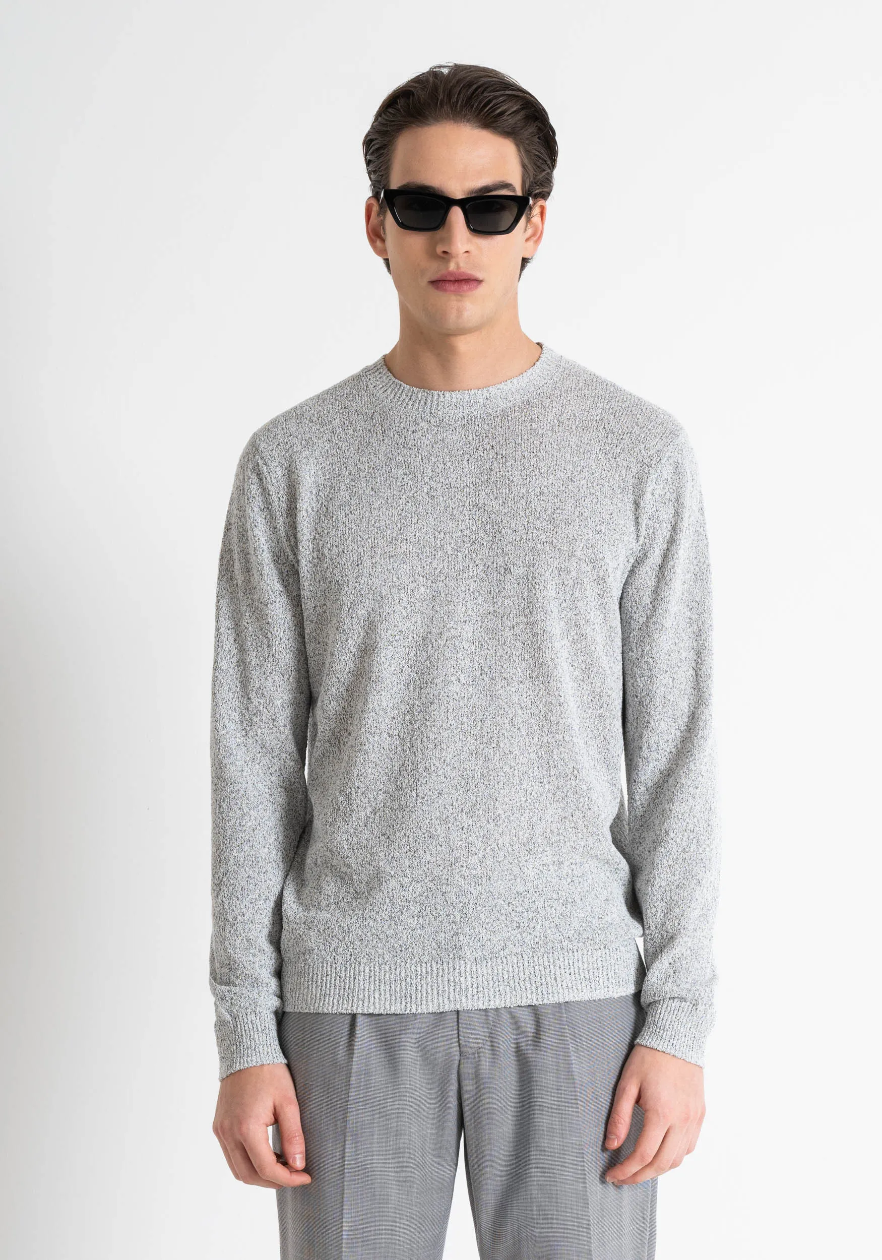 JERSEY SLIM FIT DE HILO MÉLANGE TECNO YARN SUPERSOFT CON PLACA CON LOGOTIPO