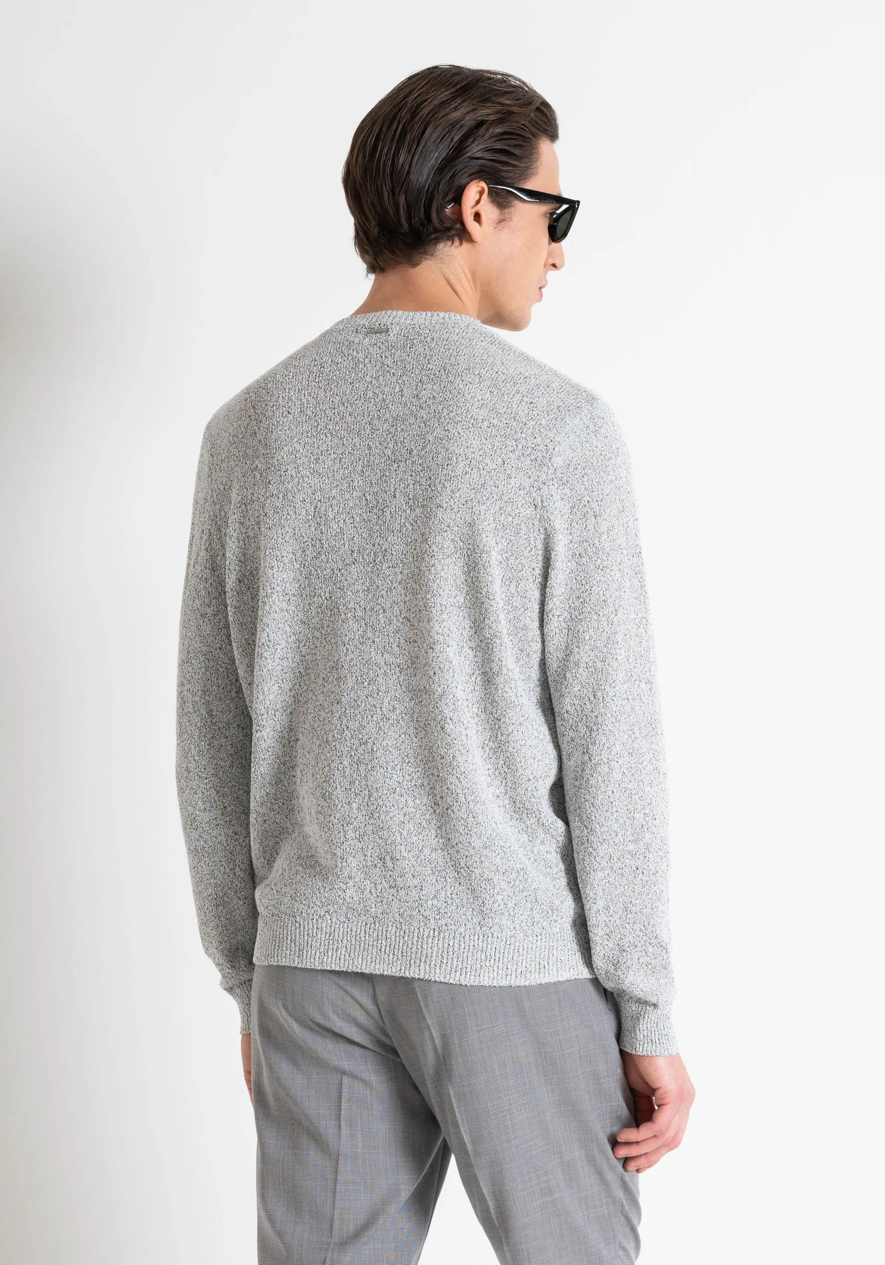 JERSEY SLIM FIT DE HILO MÉLANGE TECNO YARN SUPERSOFT CON PLACA CON LOGOTIPO