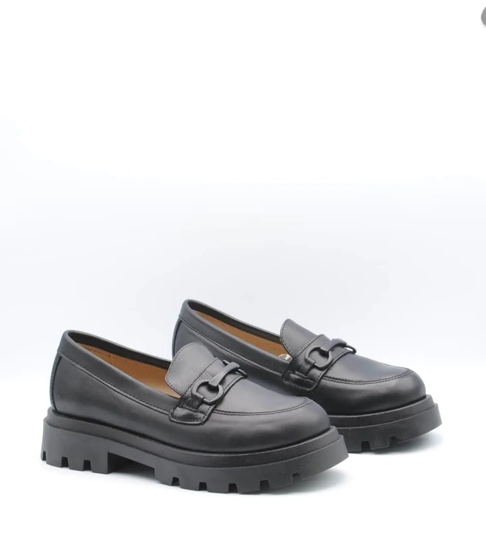 MOCASÍN NIÑA YOWAS PIEL NEGRA PISO PLATAFORMA