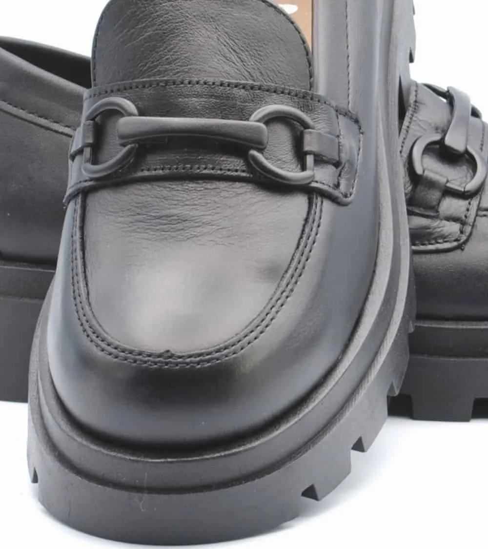 MOCASÍN NIÑA YOWAS PIEL NEGRA PISO PLATAFORMA
