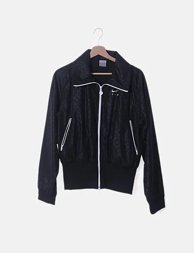 Nike Chubasquero negro estampado