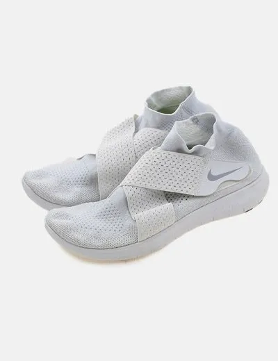 Nike Deportiva blanca perforada