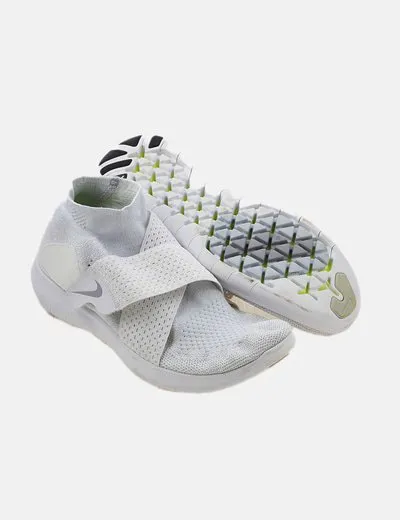 Nike Deportiva blanca perforada