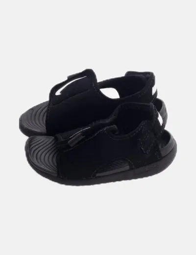 Nike Sandalia negra logo