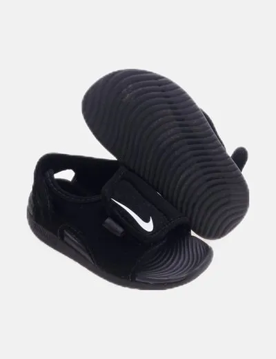 Nike Sandalia negra logo