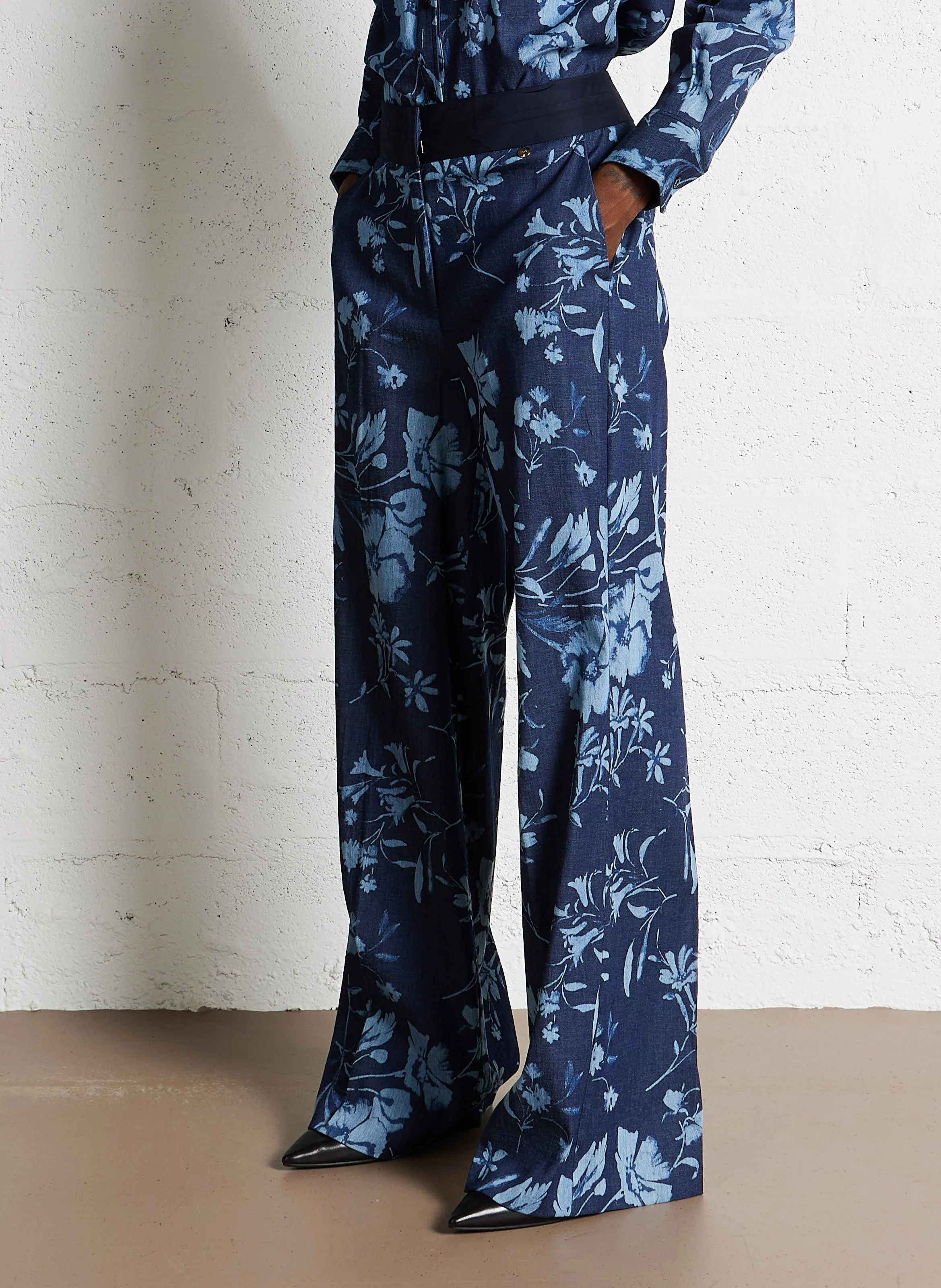 Pantalón palazzo de mezclilla estampada en azul