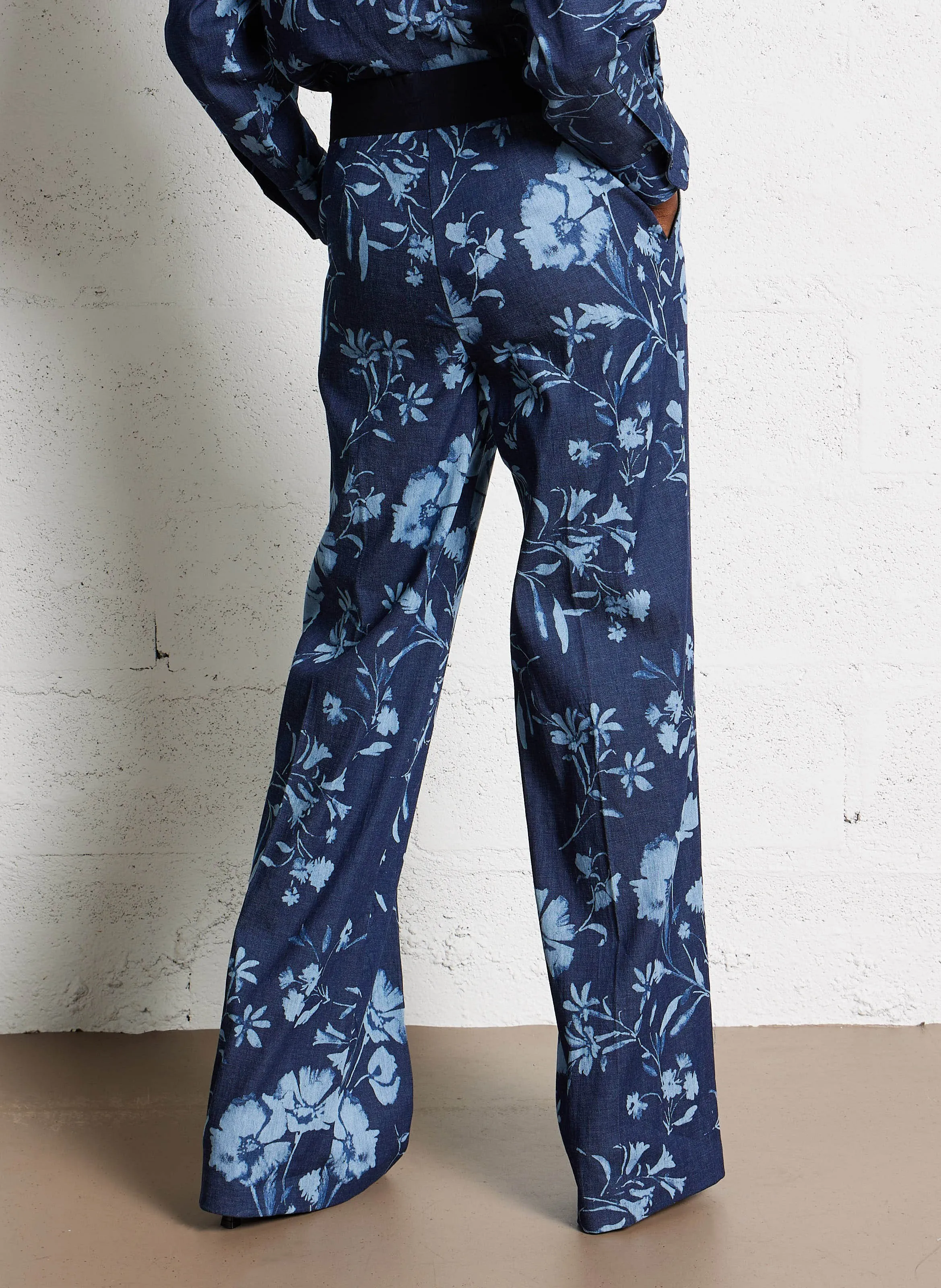 Pantalón palazzo de mezclilla estampada en azul