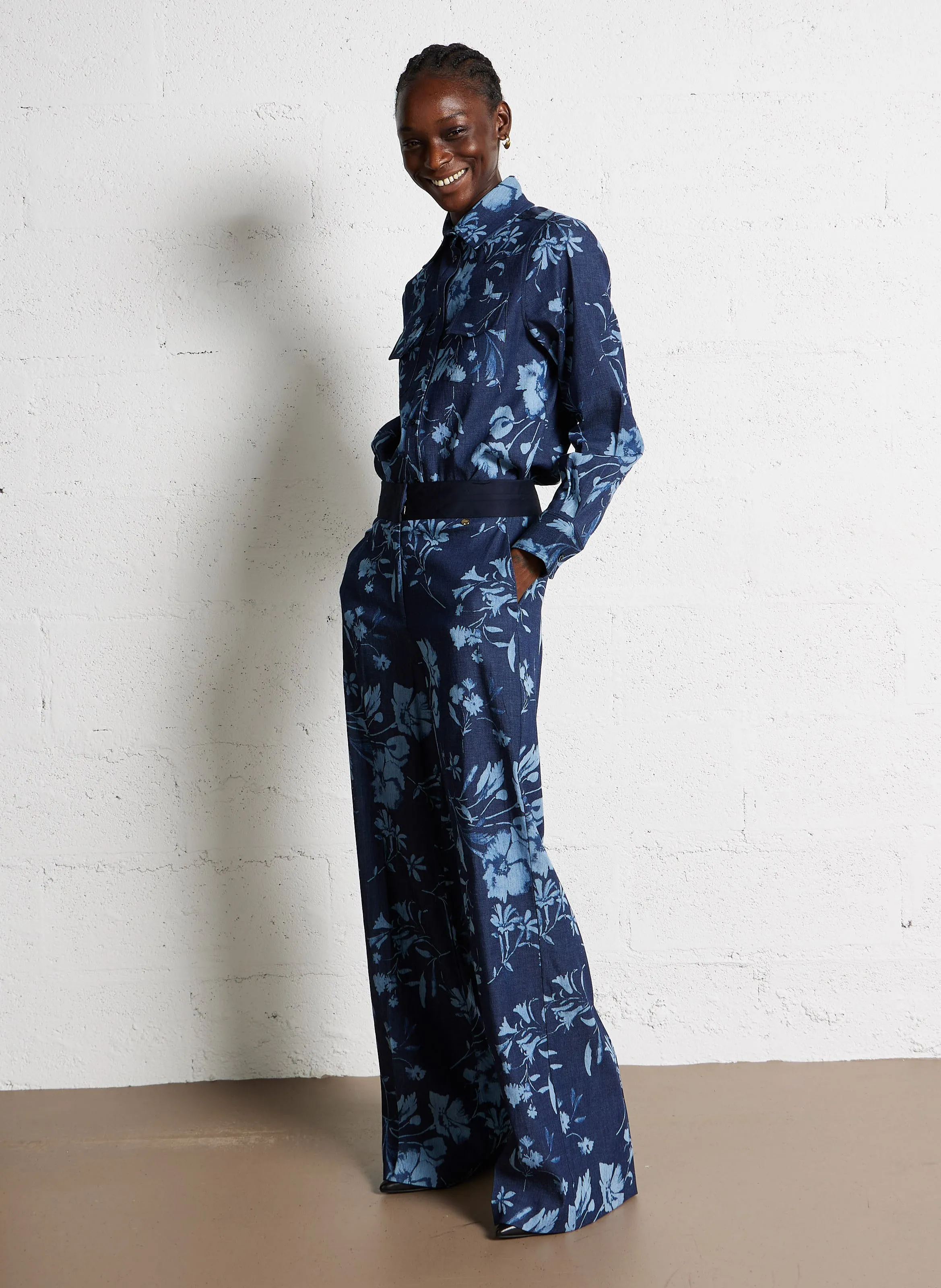 Pantalón palazzo de mezclilla estampada en azul