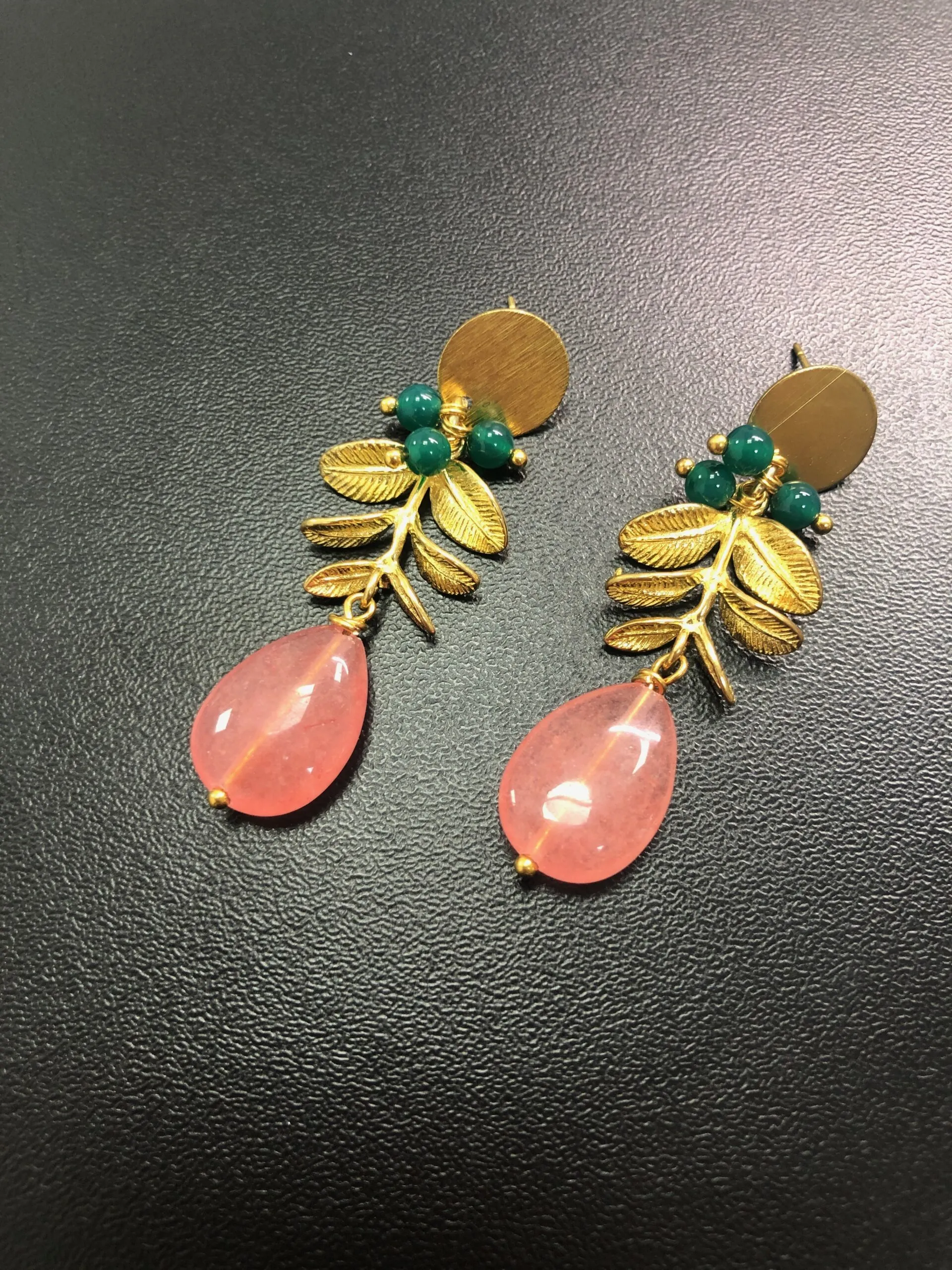 Pendientes Dorados con Piedras Naturales en tonos coral