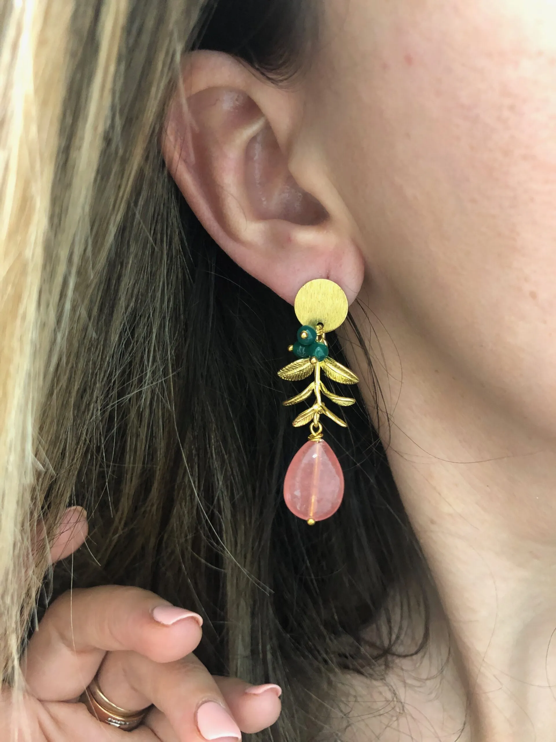 Pendientes Dorados con Piedras Naturales en tonos coral