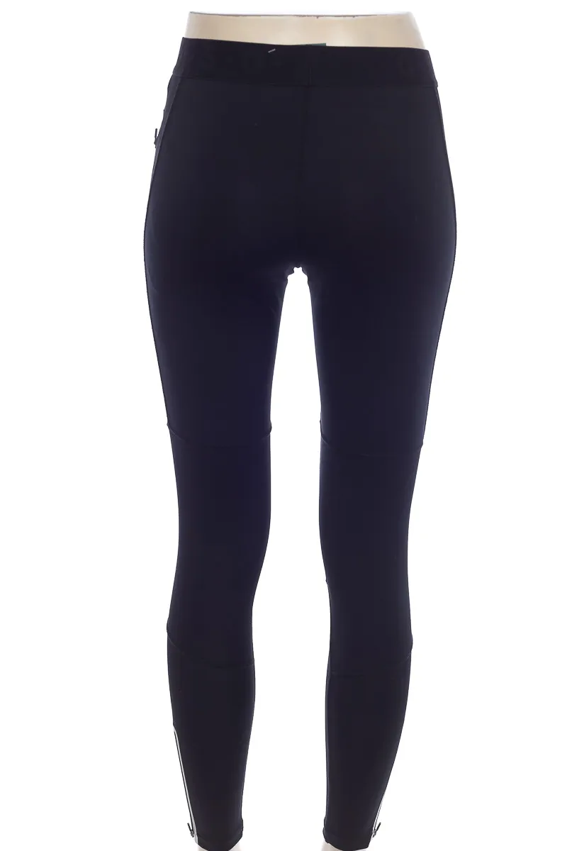 ROPA DEPORTIVA COLOR NEGRO  ASOS
