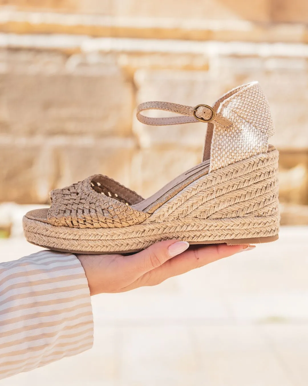 SANDALIA DE MUJER CON PLATAFORMA EN COLOR DORADO  ANABELLE