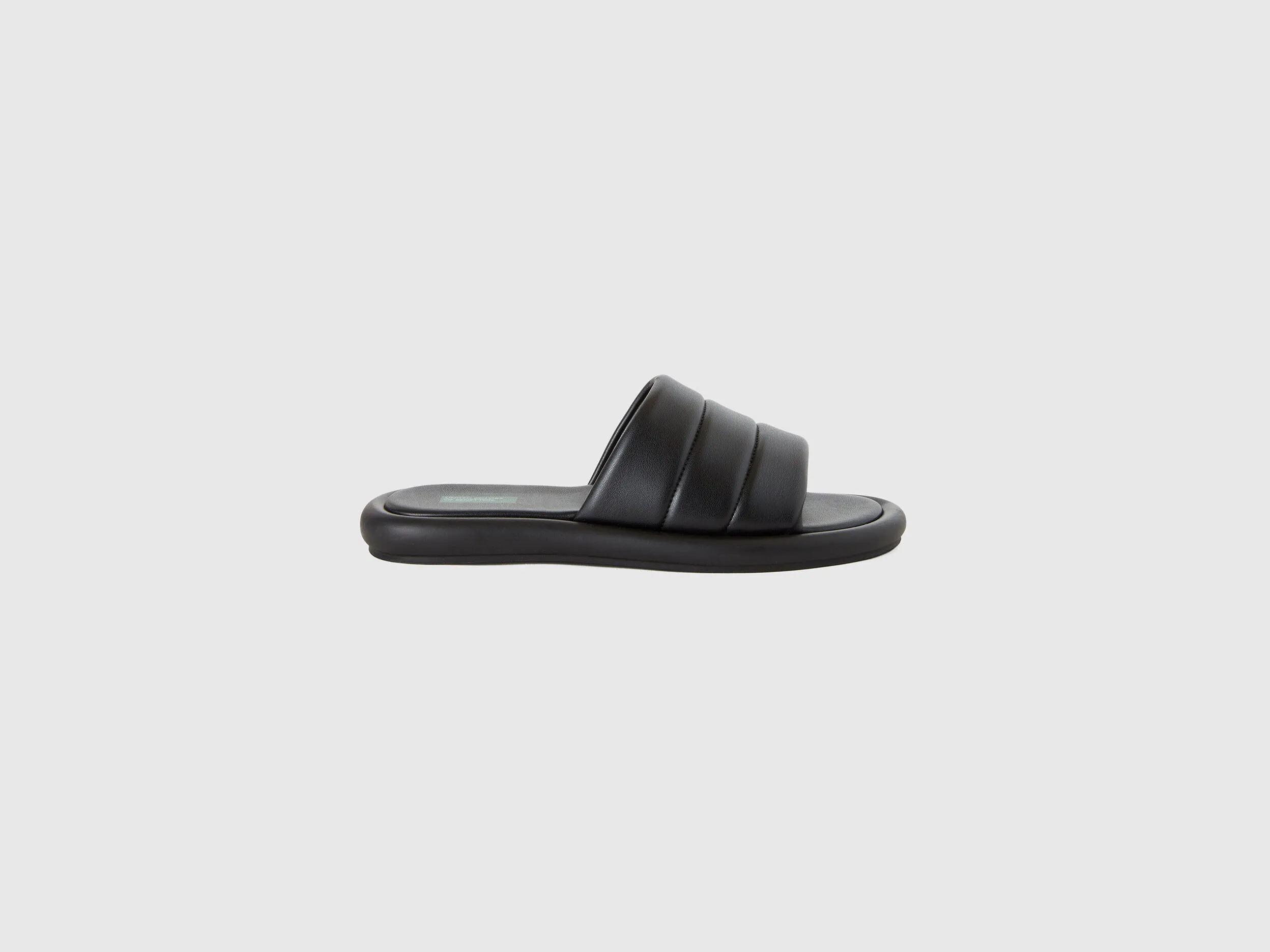 Sandalias negras abiertas
