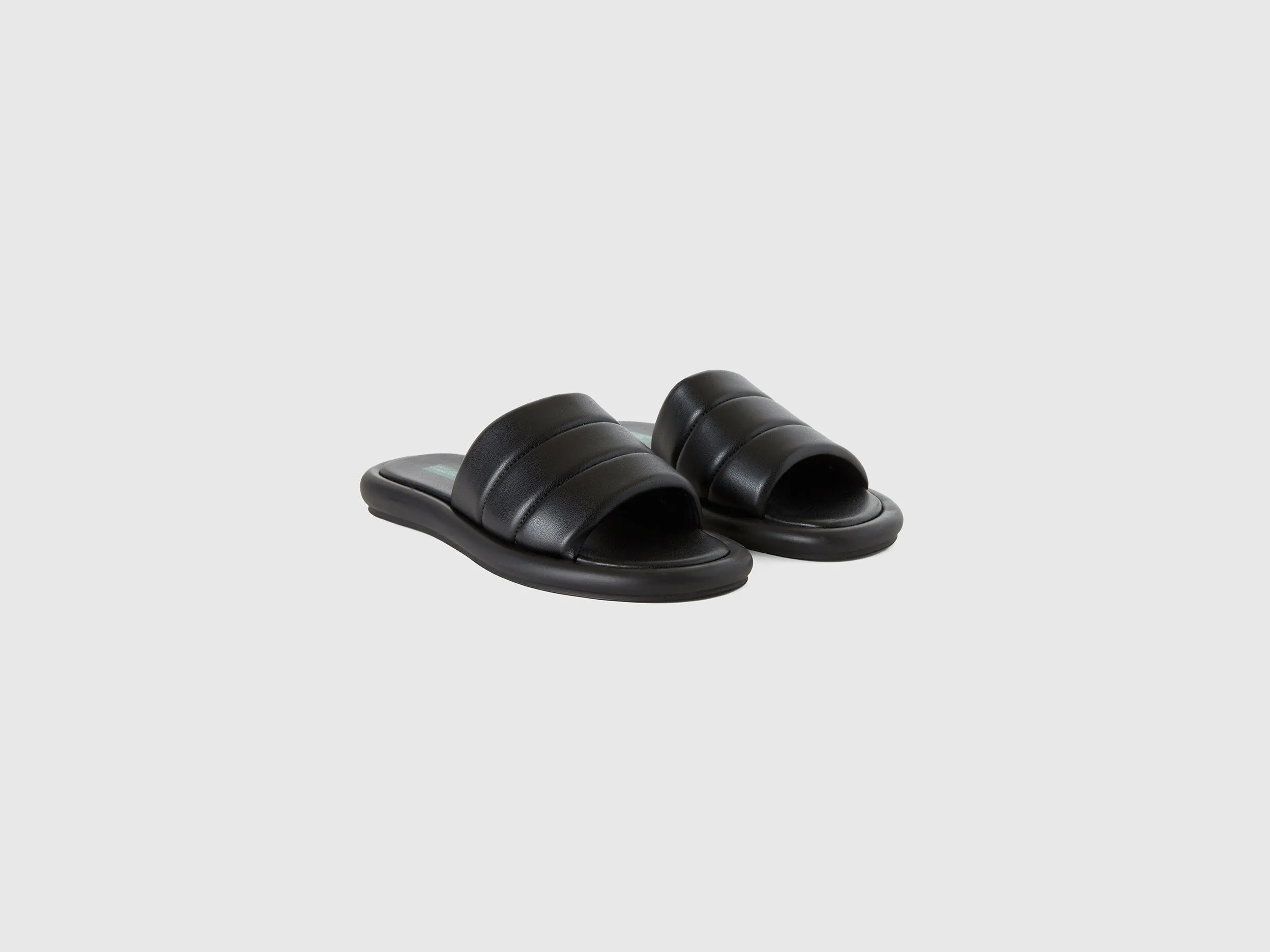 Sandalias negras abiertas