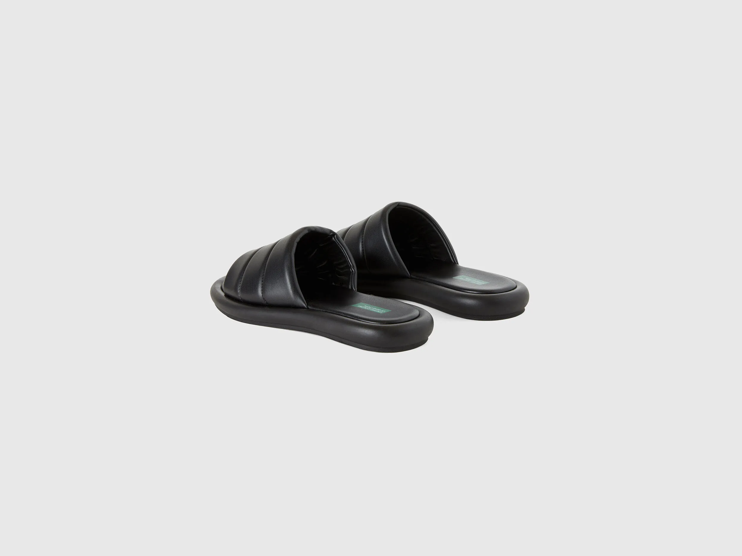 Sandalias negras abiertas
