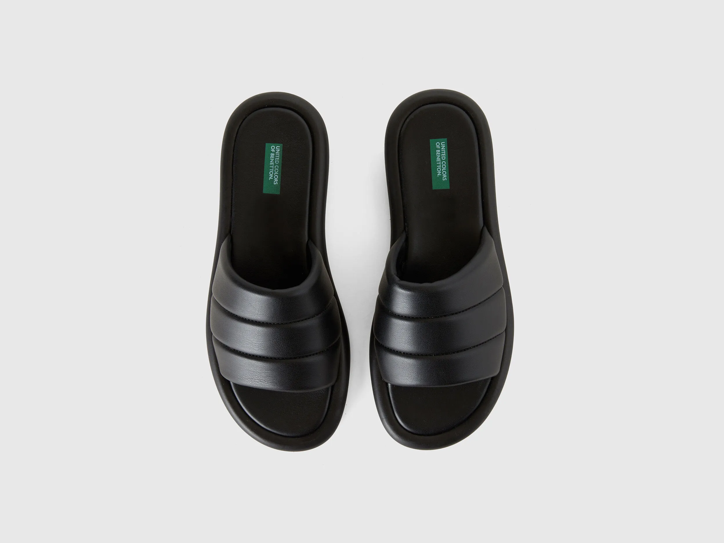 Sandalias negras abiertas