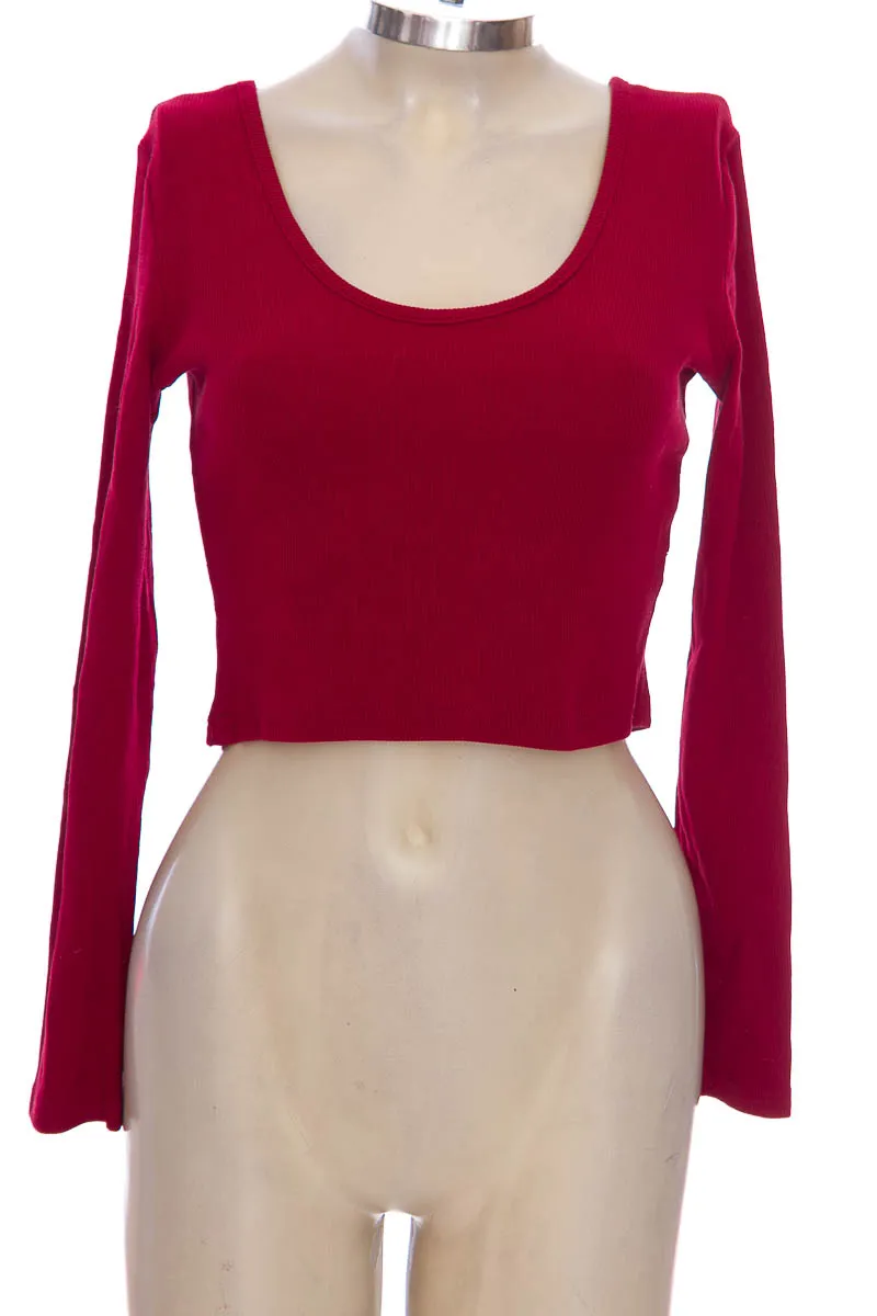 TOP / CAMISETA COLOR ROJO  CLOSEANDO