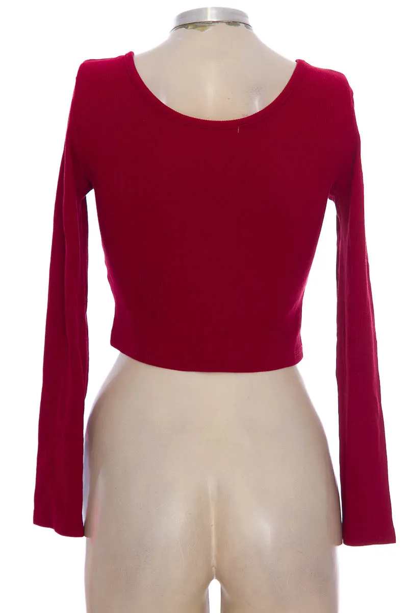 TOP / CAMISETA COLOR ROJO  CLOSEANDO