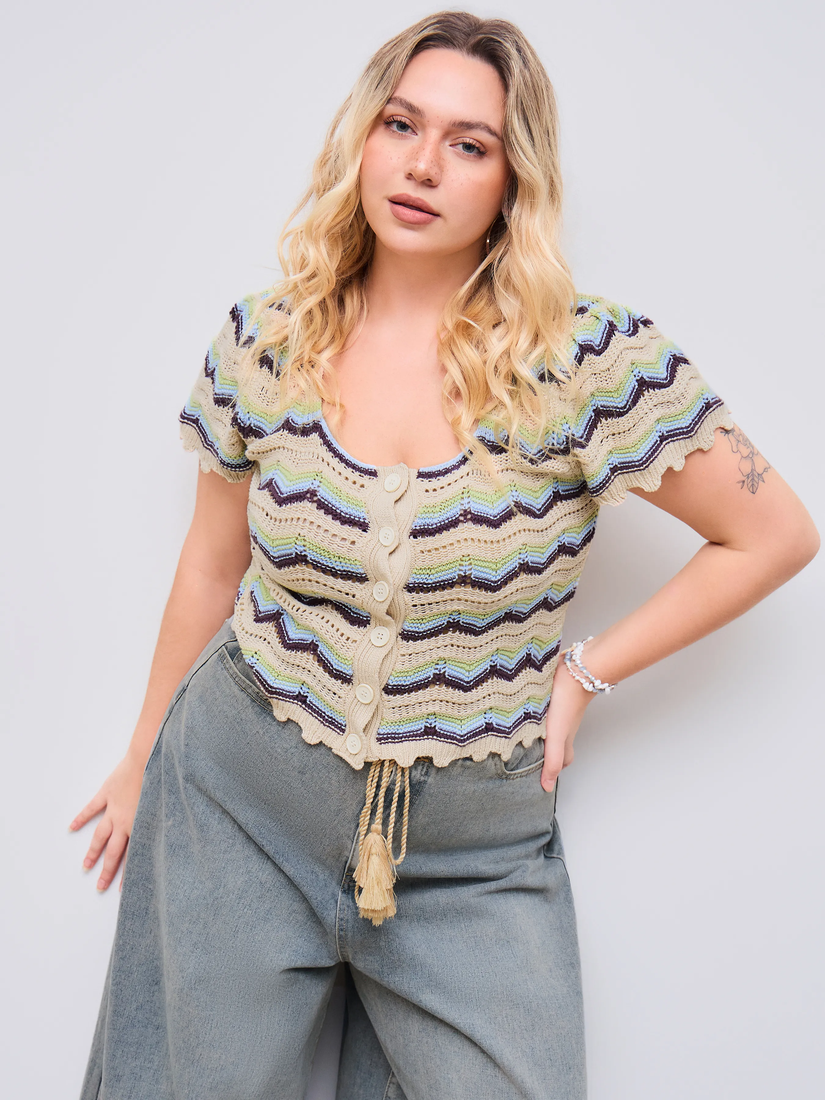 Top de manga corta a rayas con cuello en U de punto Curvy