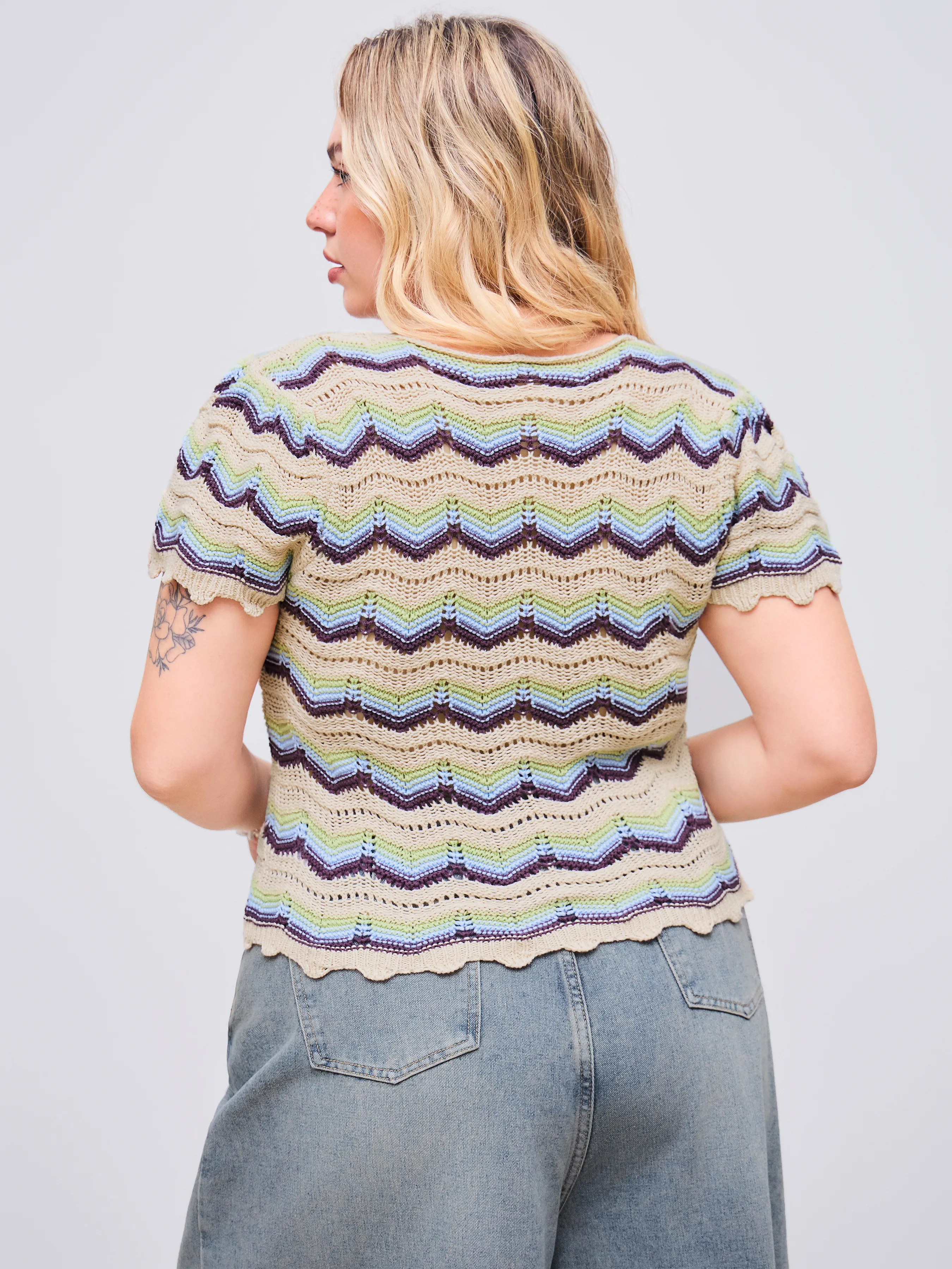 Top de manga corta a rayas con cuello en U de punto Curvy