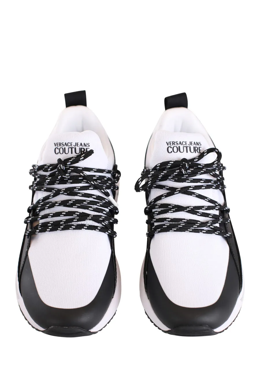 Zapatillas blancas con cordones cruzados y logo en cinta