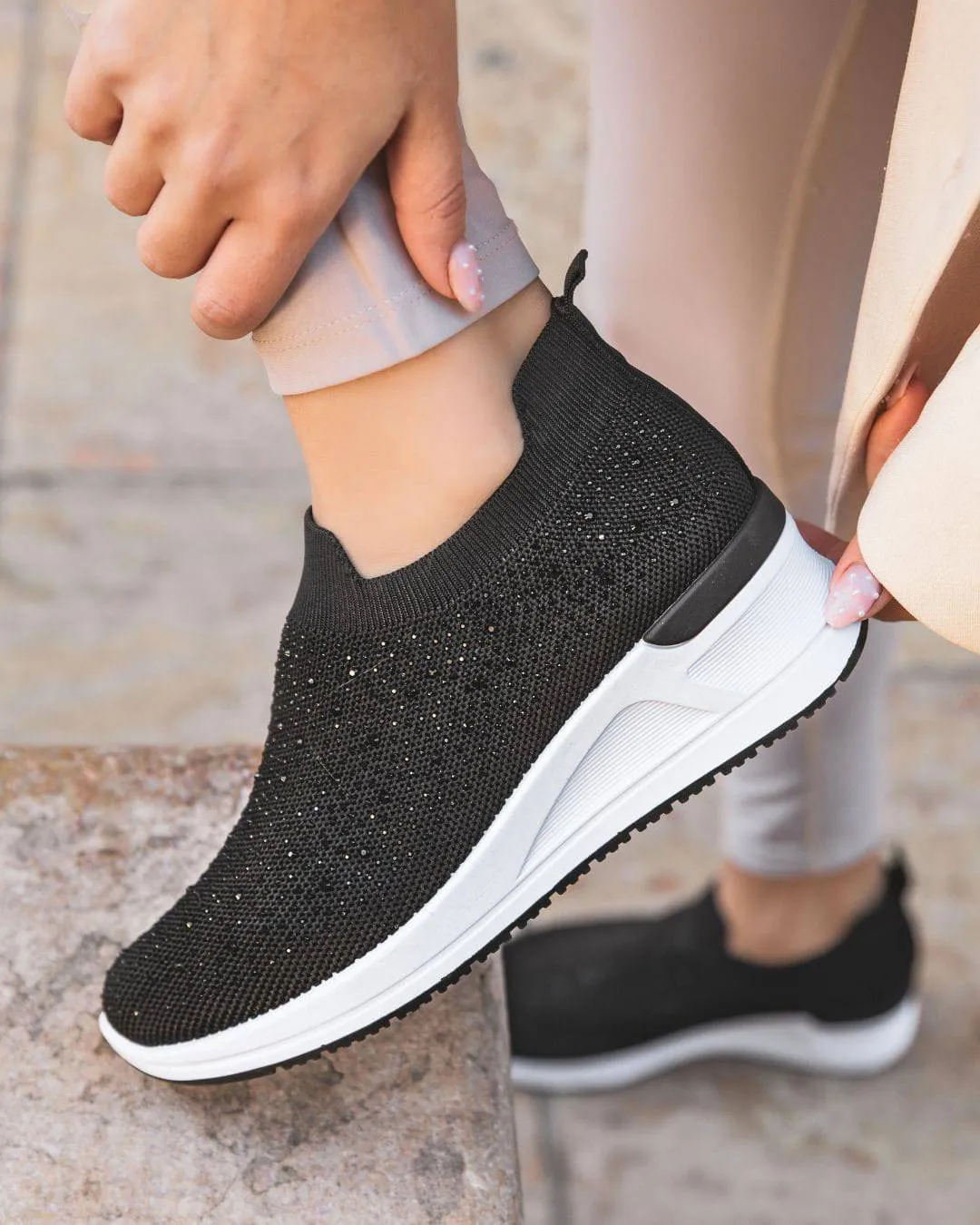 ZAPATILLAS DEPORTIVAS DE TELA NEGRA PARA MUJER  CARLEE